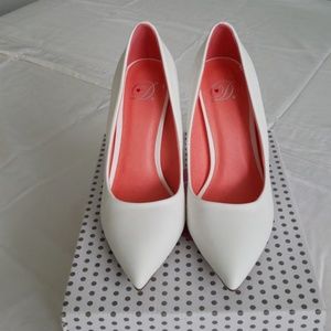 Brand New White pointy toe 4" heels, US w sz 5.5